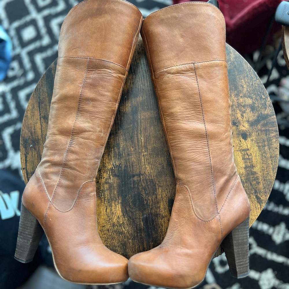 Steve Madden ROCKET 🚀 taupe genuine leather boots 👢 size 6